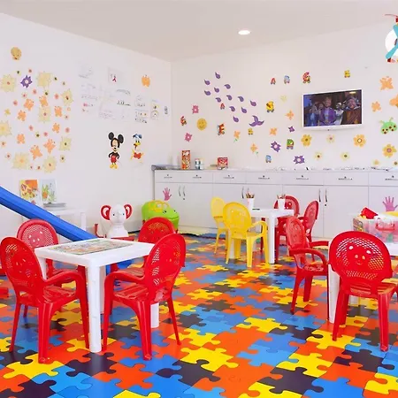 מלון Orange Palace 5*